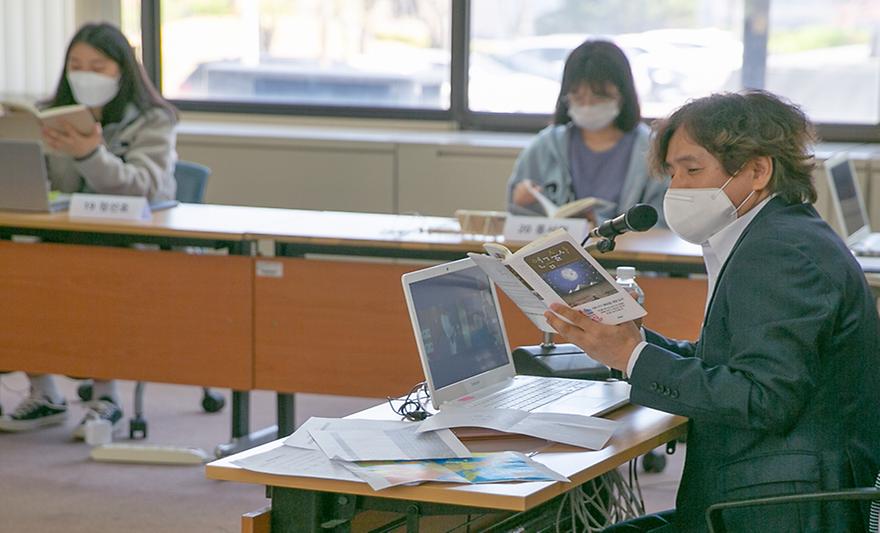 2021년 첫 번째 ‘총장 북 클럽’이 8일 중앙도서관 소극장에서 열렸다.